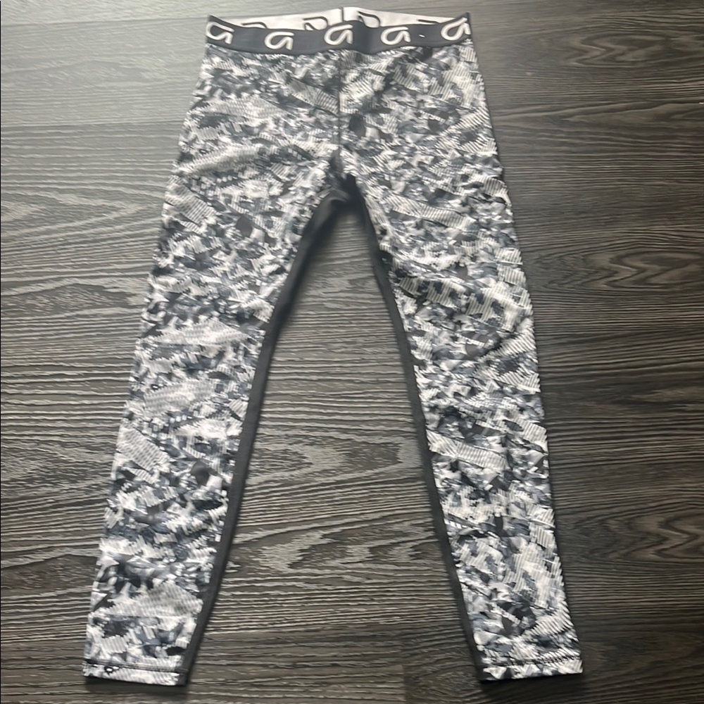 GAP Black and White Leggings with Modern Design - Like new
